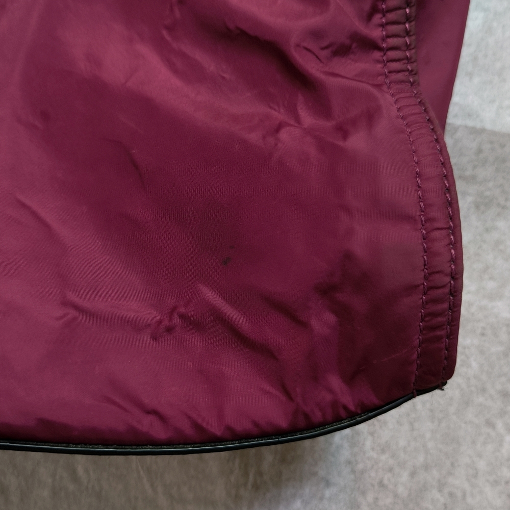 Burberry Buckleigh nylon tote bag with leather trim in dark red - Picture 5 of 15
